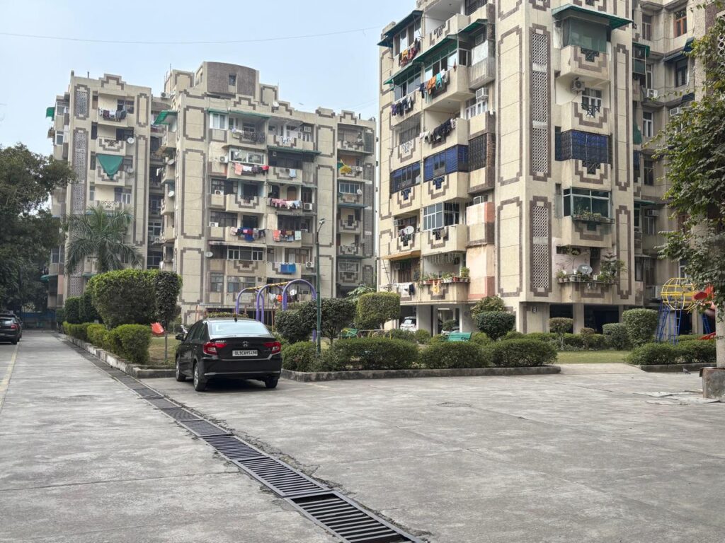 wide-path-in-mount-everest-society