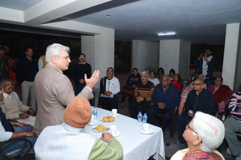 mla-kailash-gahlot-meeting-with-mount-everest-society-residents