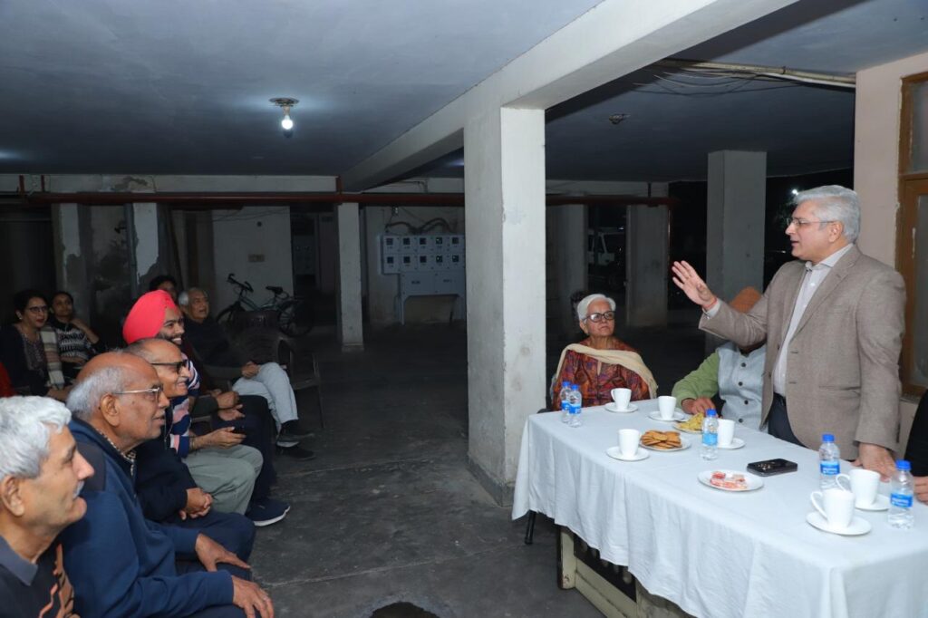 mla-kailash-gahlot-meeting-with-mount-everest-society-residents